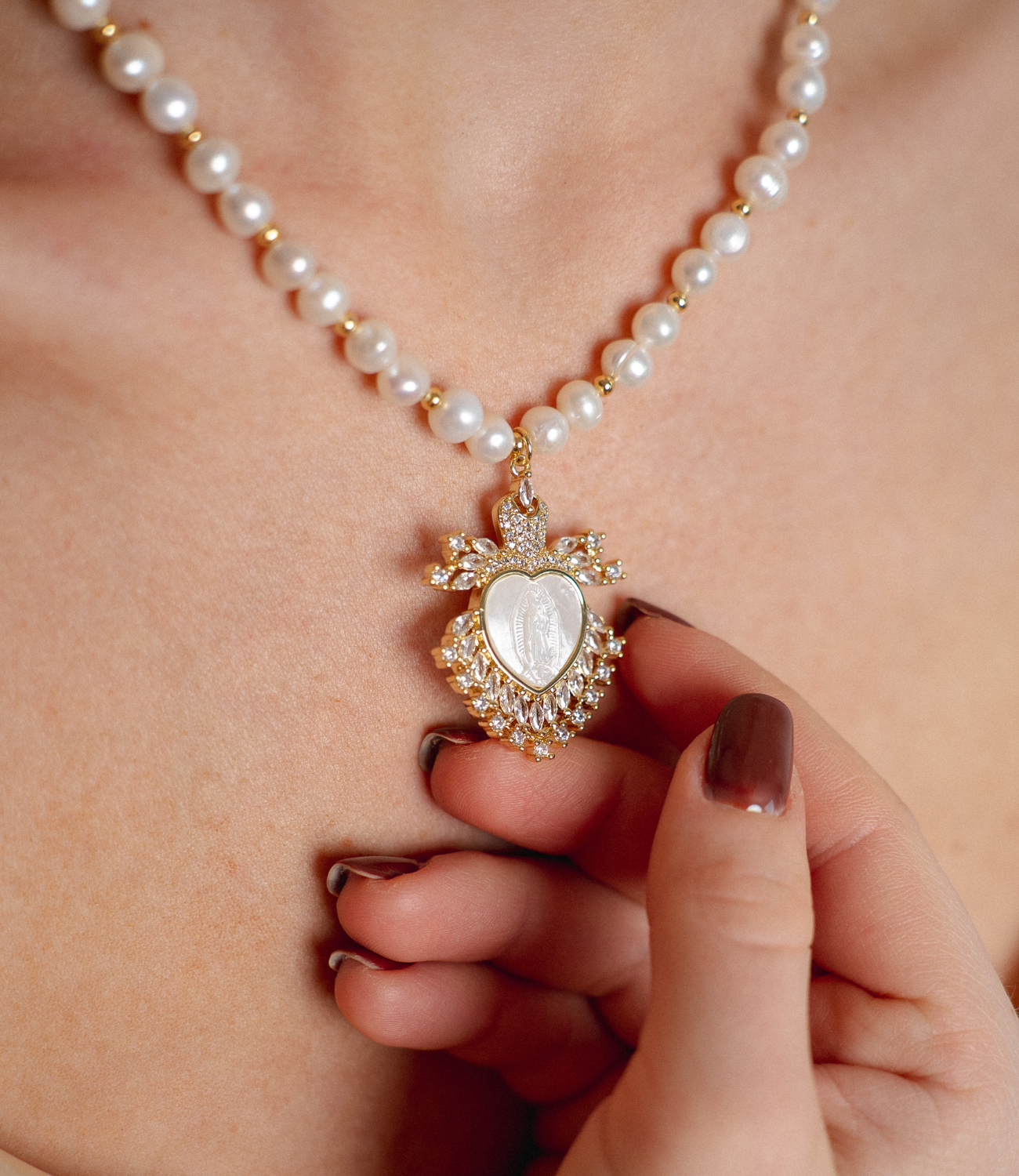 PHOEBE´S – wholesale Hänge-/berlockhalsband – Pärlradband med snidat pärlemor av Jungfru Maria1