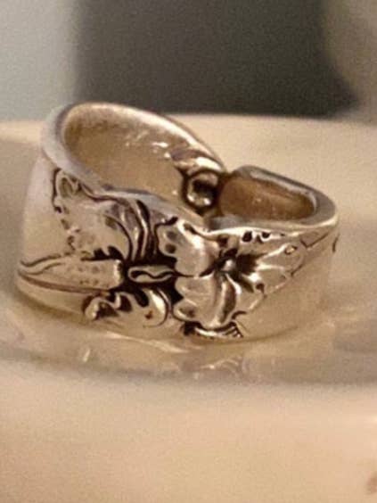 Bague cuillère orchidée blanche pour la vente par Fly Me To The Spoon