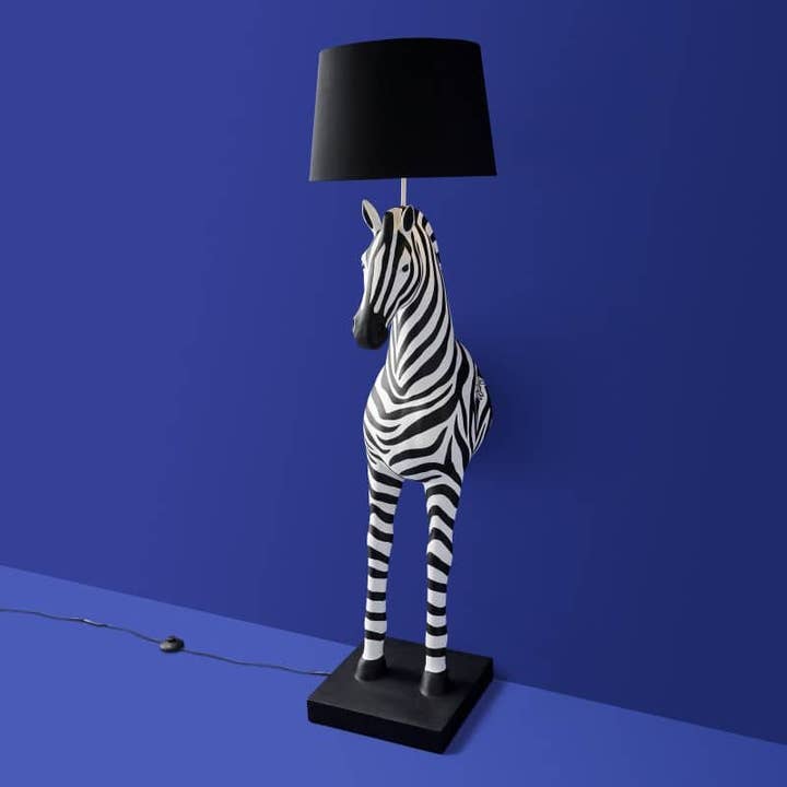 Gulvlampe Zebra Zora, Sort/Hvid, 47 x 40 x 153 cm for engroshandel hos WERNS