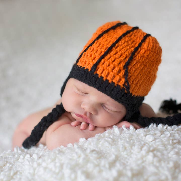 Cappello da pallacanestro arancione lavorato a mano con cimelio per la vendita all'ingrosso da parte di The Daisy Baby LLC