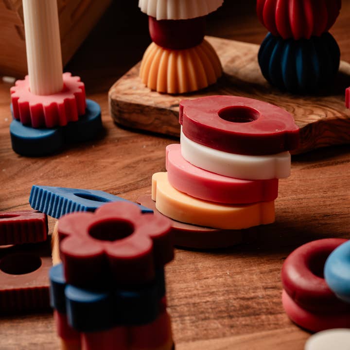 Allure CA - Vendita all'ingrosso Candele cilindriche/candelieri - Set di candele colorate Taper, con graziosi piccoli abbellimenti