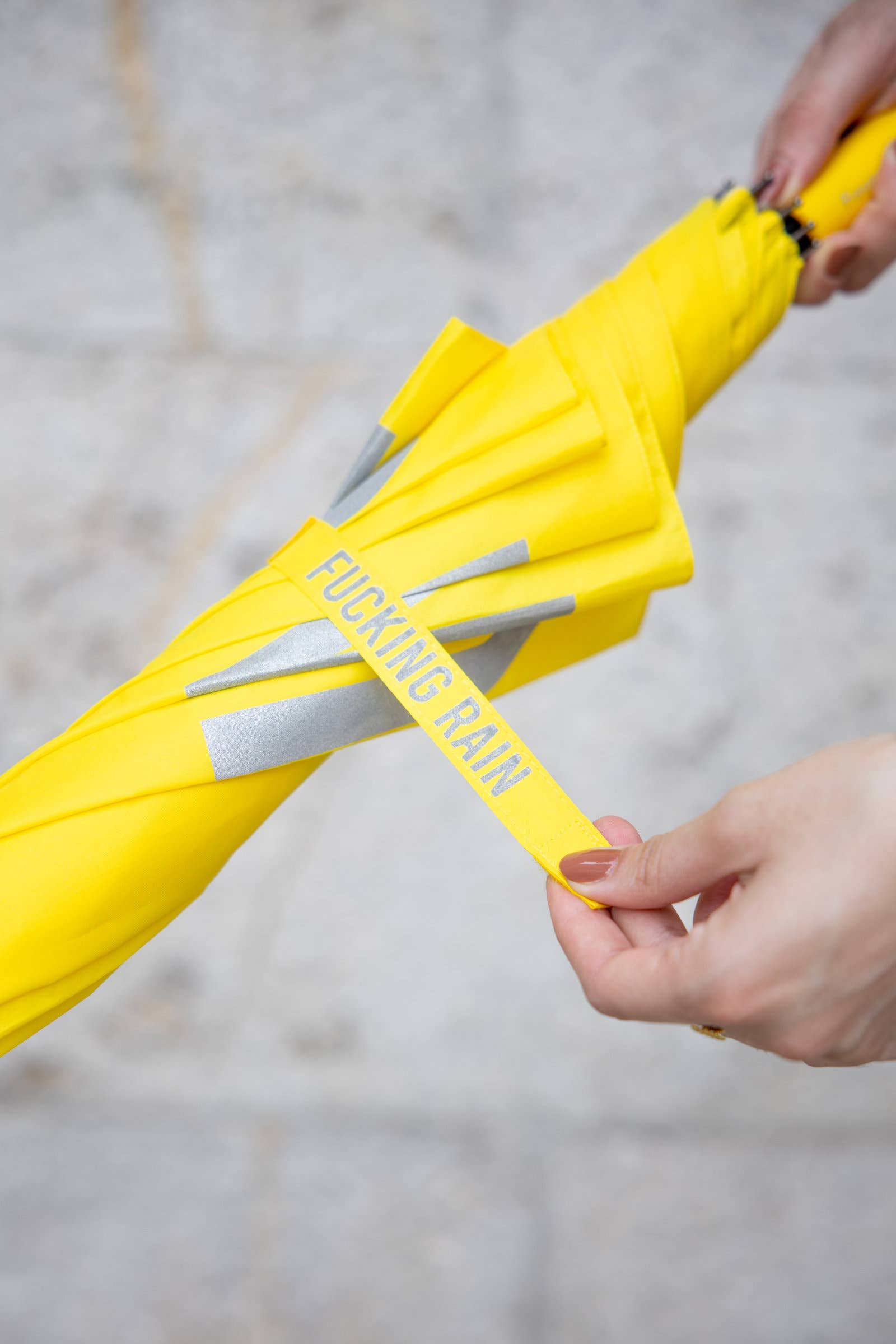 Fisura - Vente Parapluie – unisexe - Parapluie réfléchissant jaune « Fucking Rain »2
