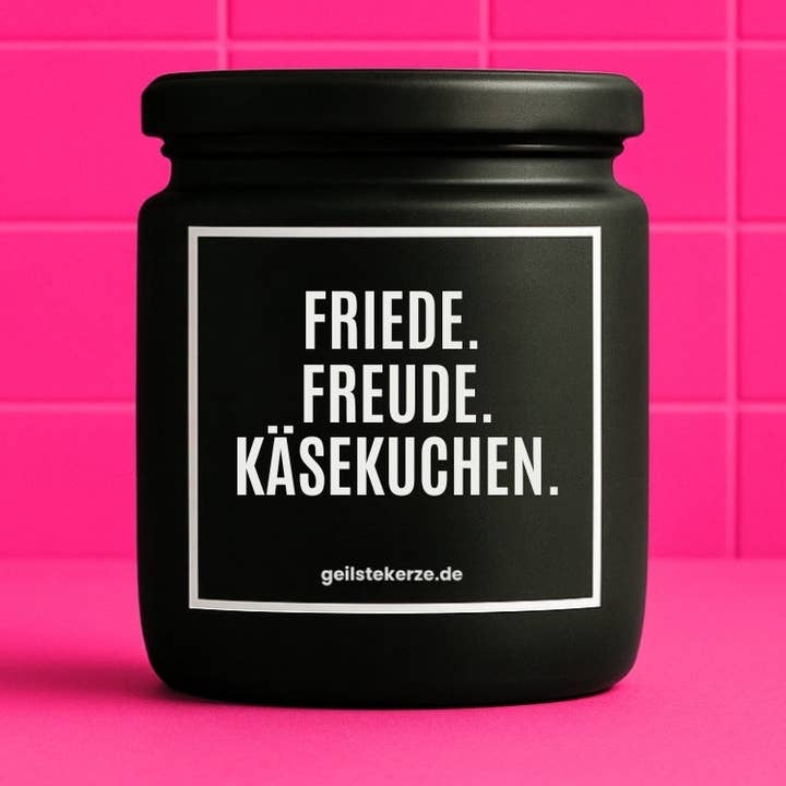 Bougie bio végane avec inscription – PAIX. JOIE. GÂTEAU AU FROMAGE. pour la vente par geilstekerze