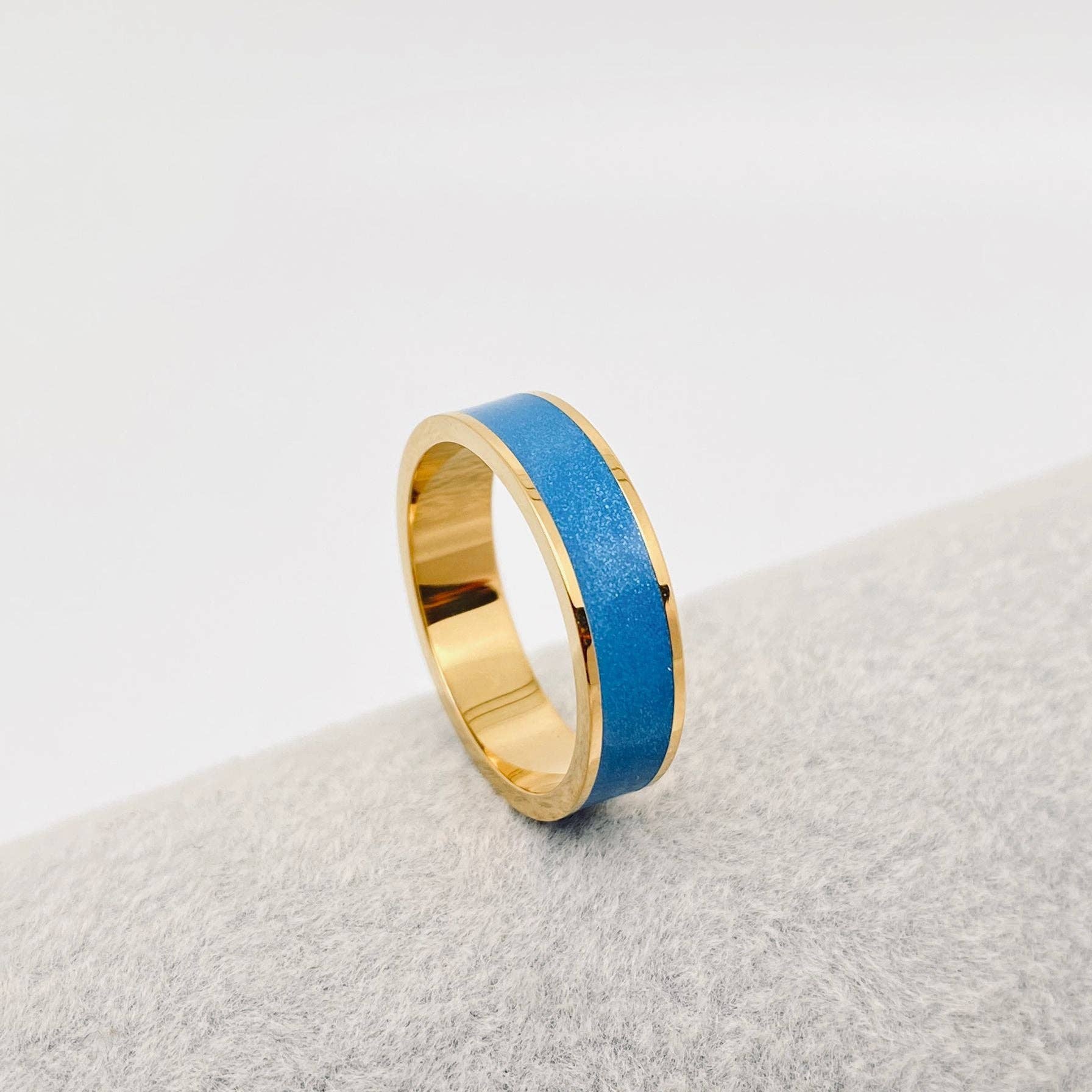 Mio Queena – Anel de cocktail/declaração por atacado – Anel em Aço com Banhado a Ouro 18K 'Good Luck' Esmalte Azul - FGS1