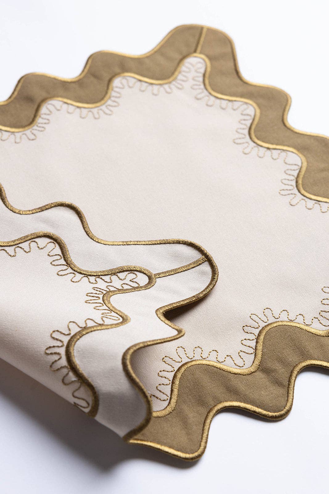 Vivé - Wholesale Placemat - Gisèle Scallop Placemat with embroidered detail1