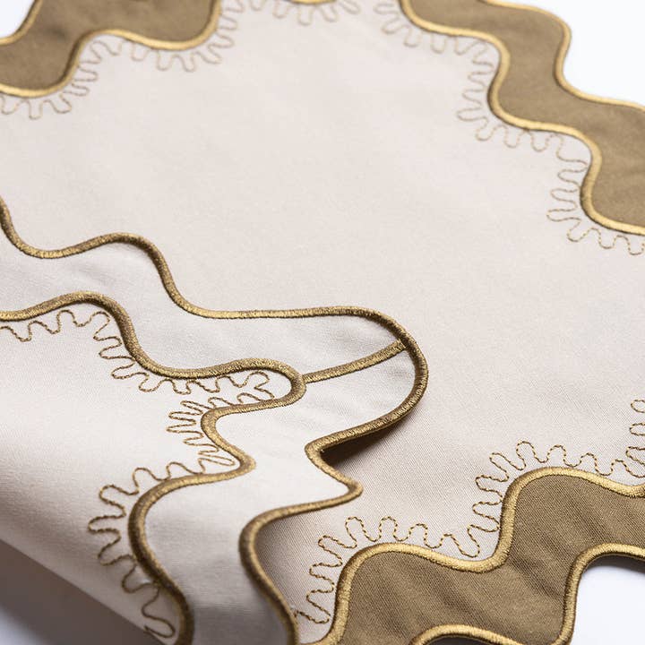 Vivé - Wholesale Placemat - Gisèle Scallop Placemat with embroidered detail1