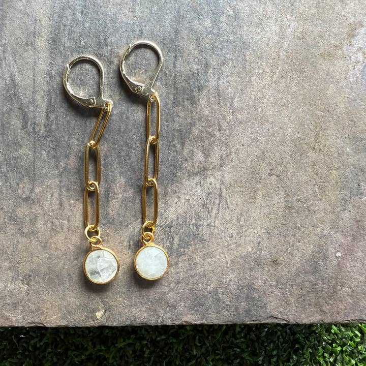 Brincos de Corrente em Clipe de Papel Dourado com Charme Moonstone por atacado de Carley King Jewels