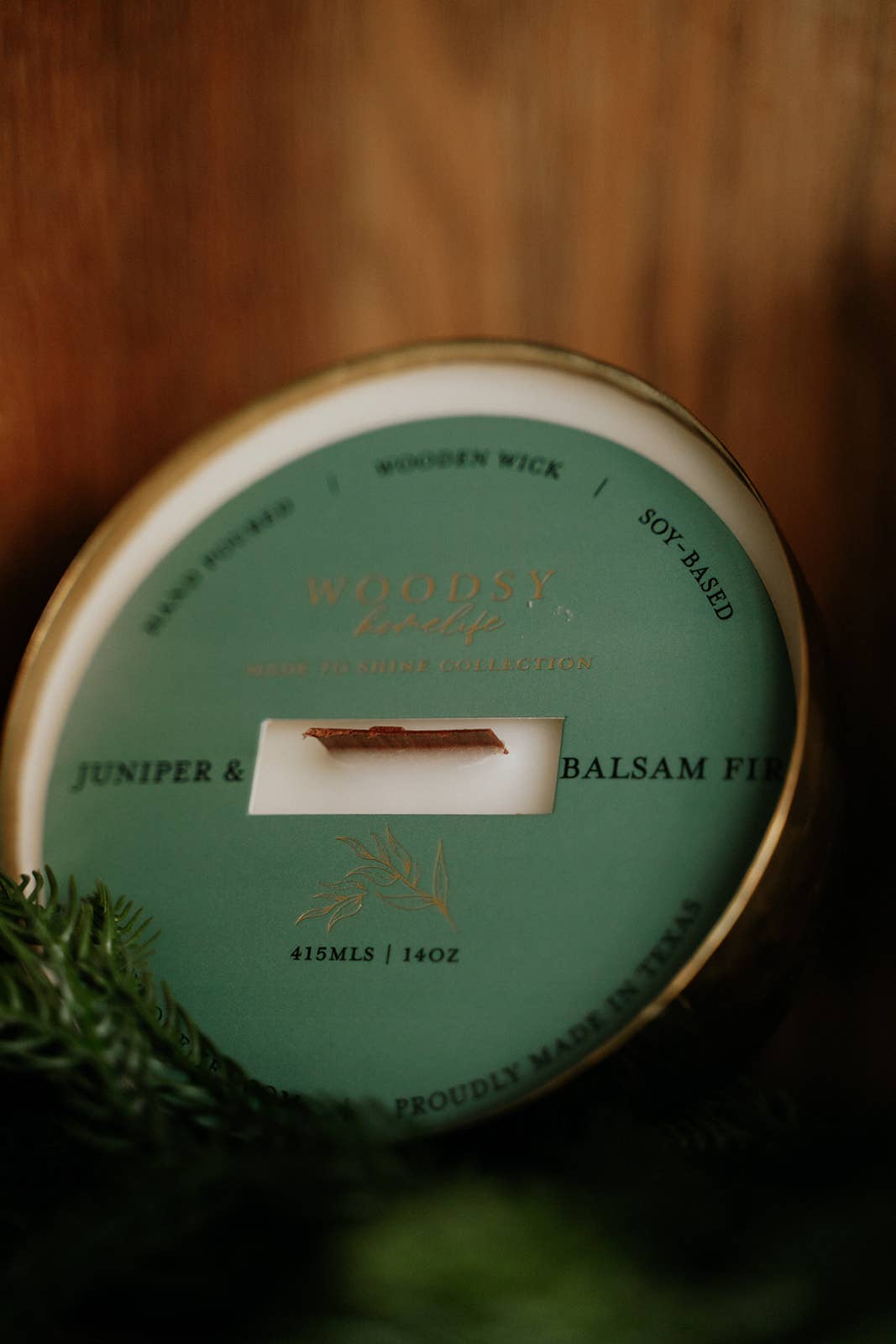 Woodsy Homelife – wholesale Jar/filled candle – Juniper & Balsam Fir-Solid Brass 14oz Pure Soy Candle1