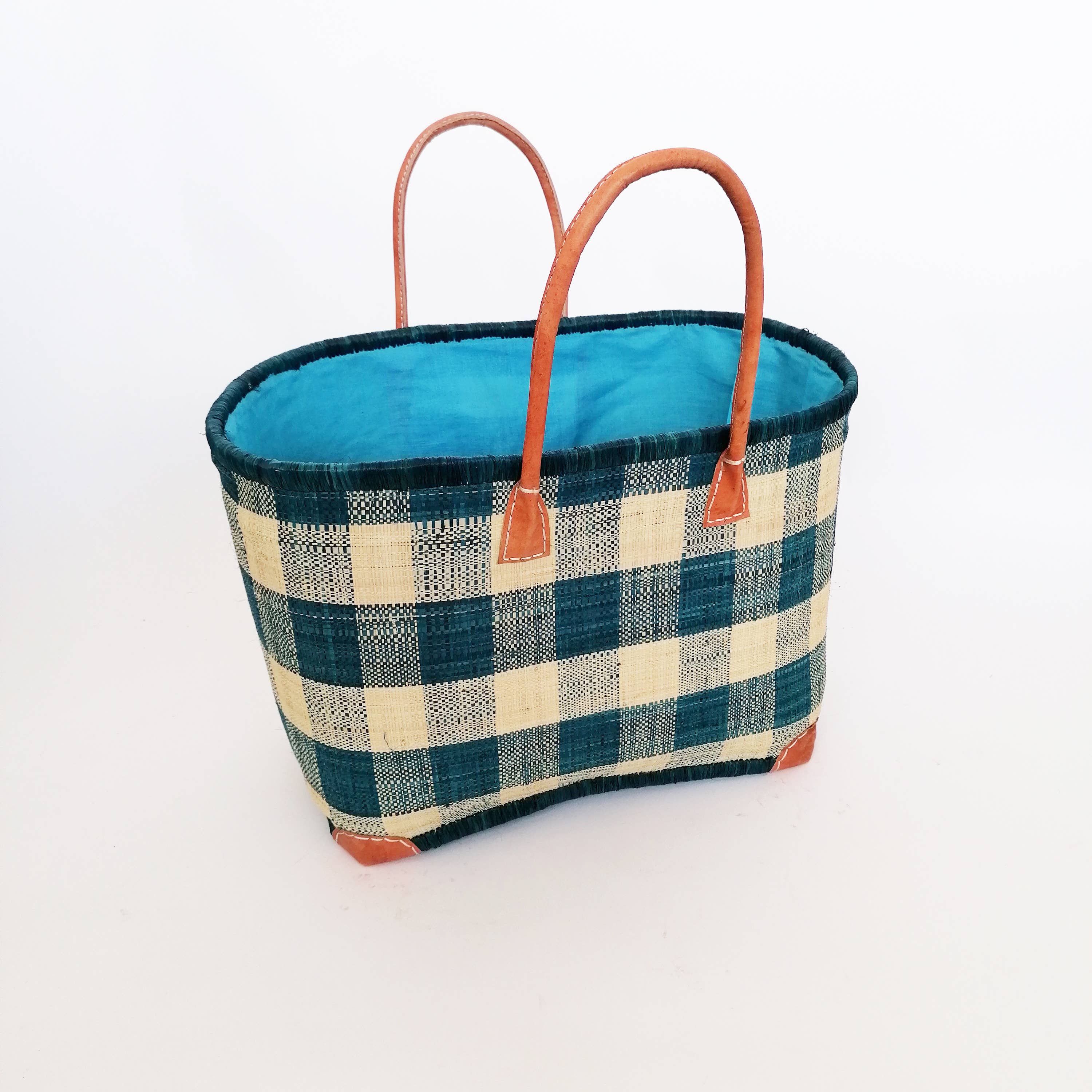 Le comptoir de la plage – wholesale Strandväska – Handgjord Rabane ”Beloha” rutigt mönsterkorg med påse6