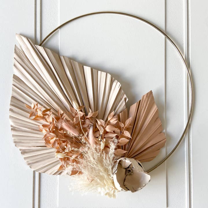 Couronne de fleurs séchées neutre minimaliste pour la vente par OLFFE