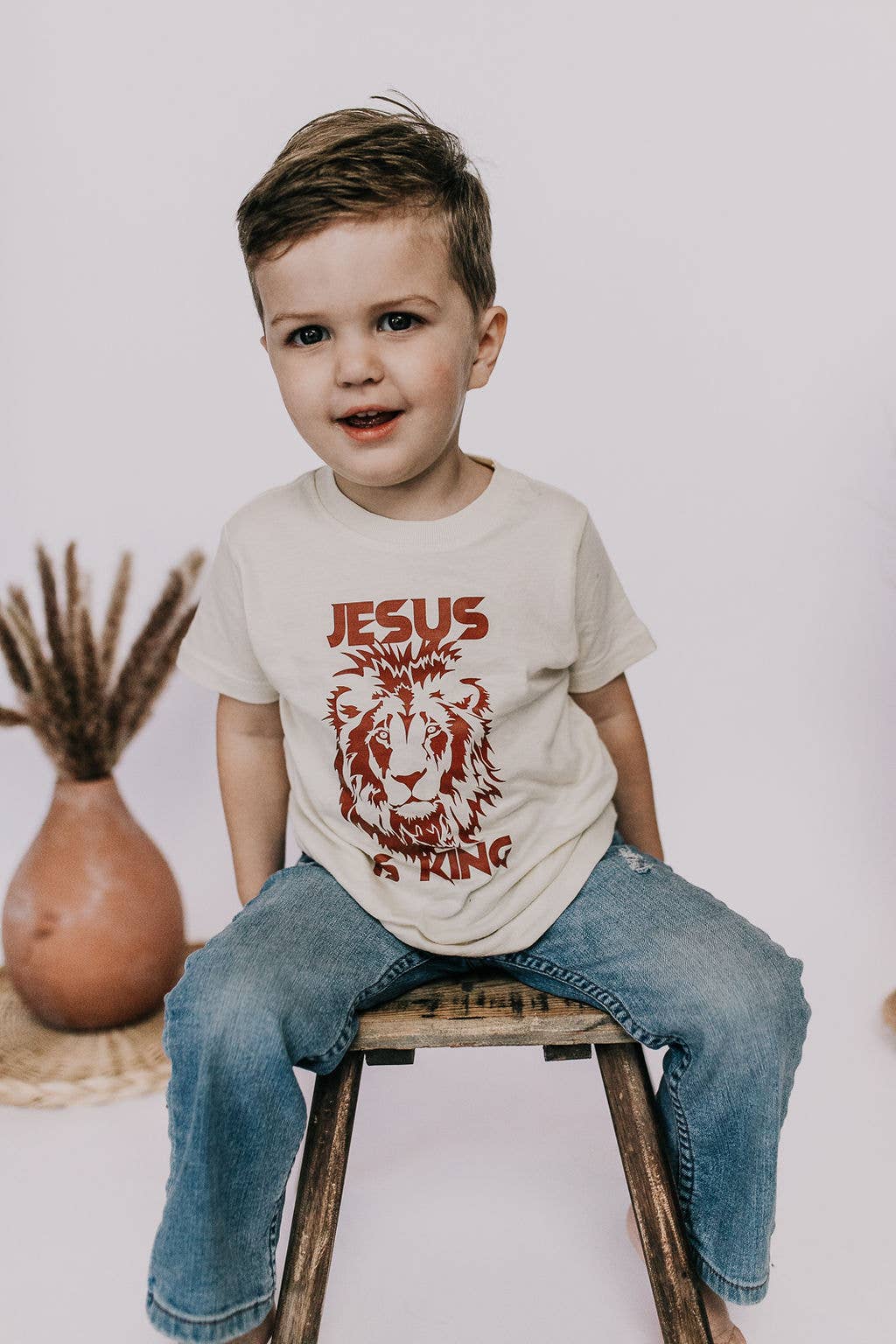 Little & Brave – wholesale T-shirt med screentryck – Barn – Jesus är kung barn grafisk t-shirt1