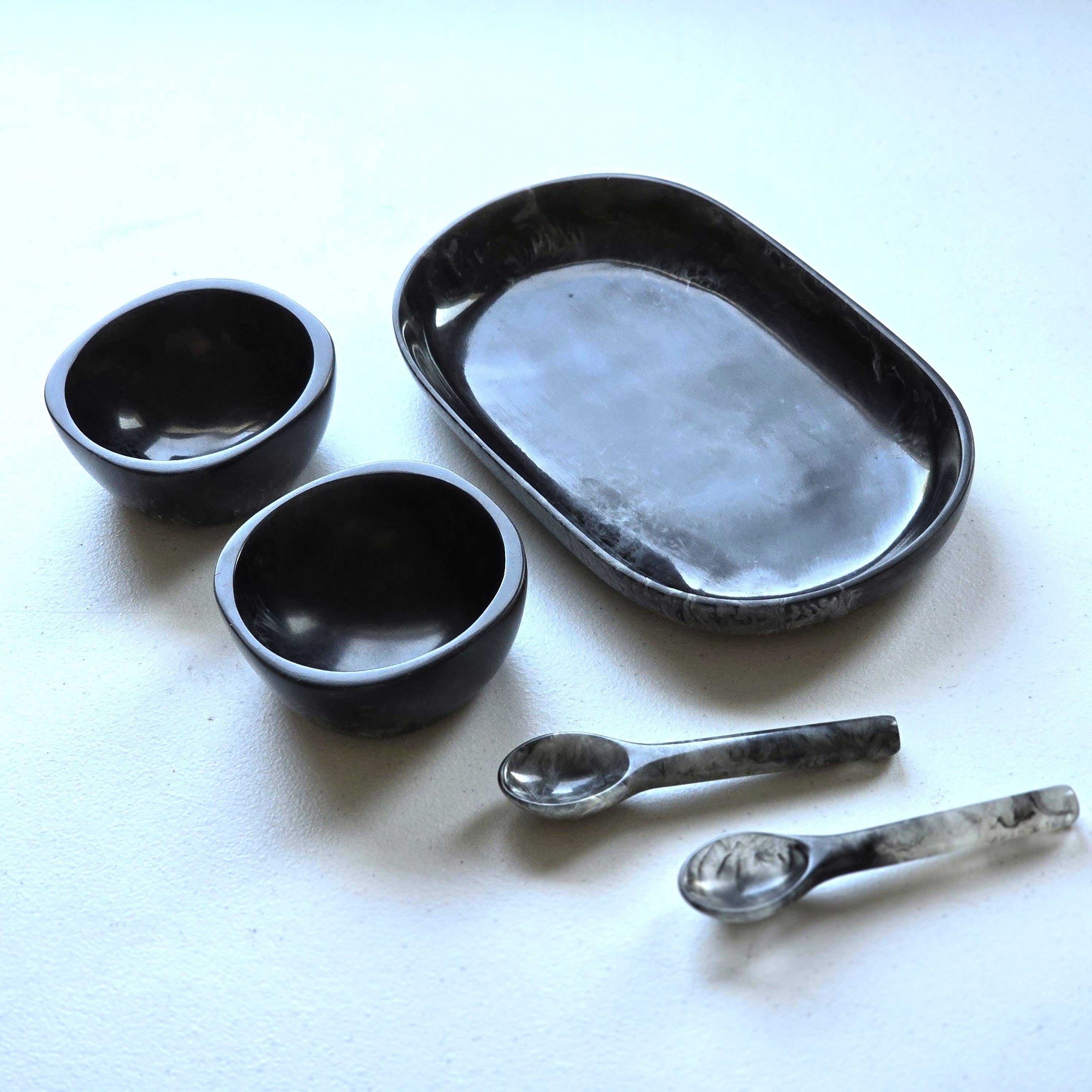 Gibb & Daan – Engroshandel Serveringsbakke – Lille serveringsbakke med 2 skåle og skeer - Håndhældt harpiks9