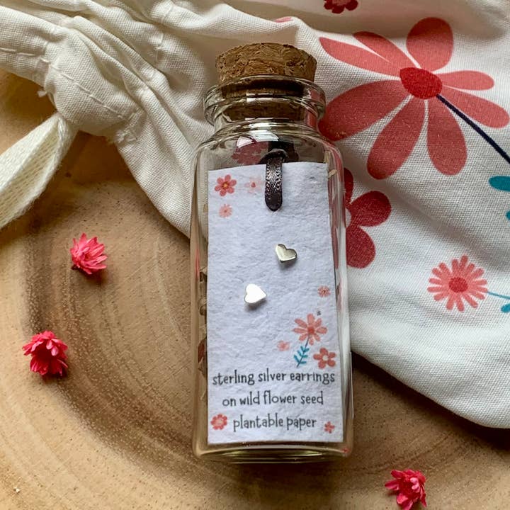 Orecchini in argento Sterling con bottiglietta a forma di cuore piccolo, con sacchetto regalo per la vendita all'ingrosso da parte di Ginger & Roo