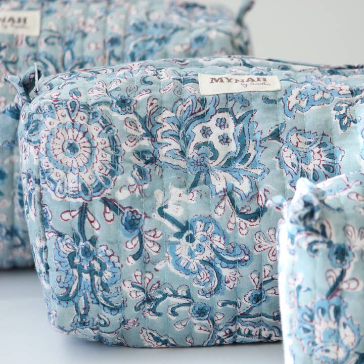 Lot de 3 sacs de voyage, de maquillage et de rangement à motif de vigne bleu poussiéreux pour la vente par MYNAHbySmitha