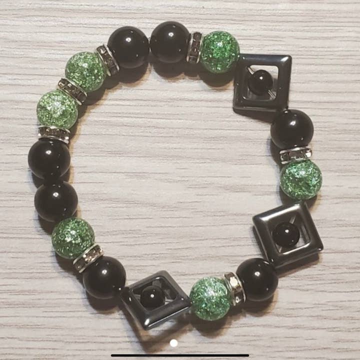 Brazalete de piedras preciosas hechas a mano con hematita, cuarzo verde agrietado y obsidiana para venta al por mayor de Saki Cosmetics