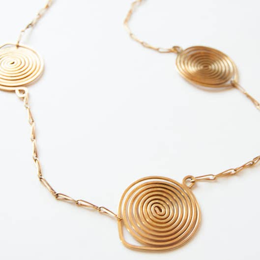 Collier à pendentif Warao fait main en or 18 carats pour la vente par Artyfactos