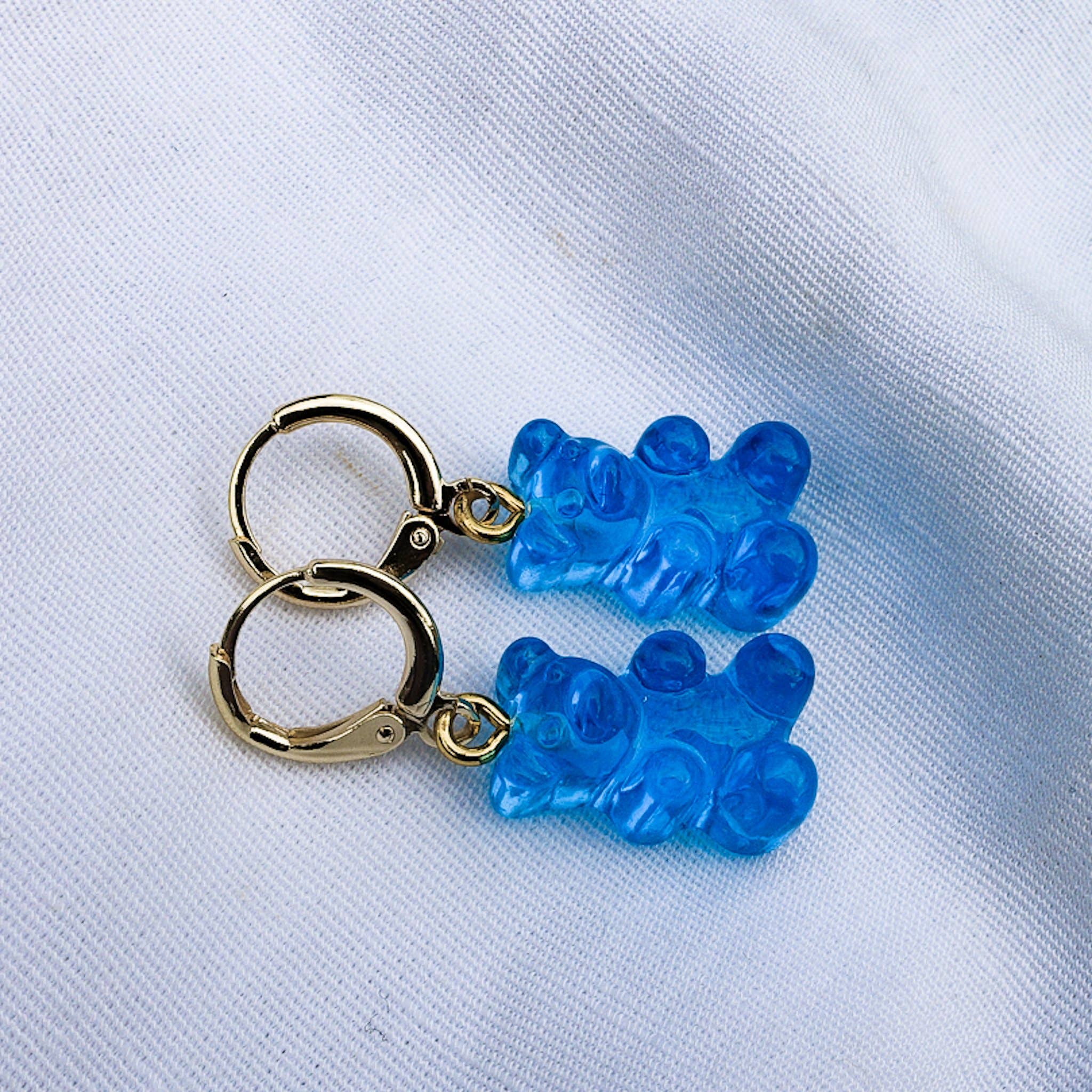 Daemon srls - Vendita all'ingrosso Orecchini a cerchietto - WINONA ~ HUGGIES ~ Orecchini huggies placcati oro con pendenti a orsetto gommoso8