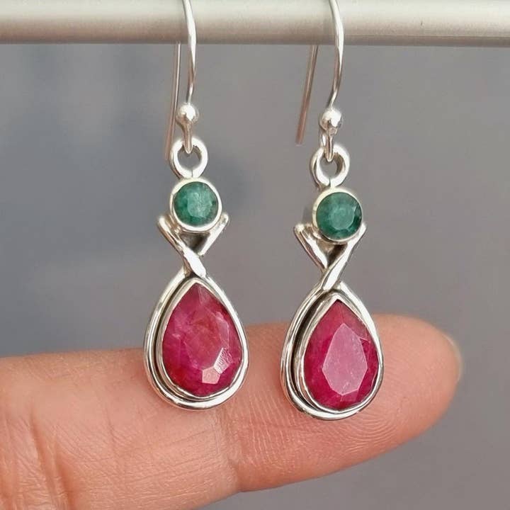 Orecchini a goccia con rubino e smeraldo | Argento sterling 925, E1REM per la vendita all'ingrosso da parte di Mistry Gems