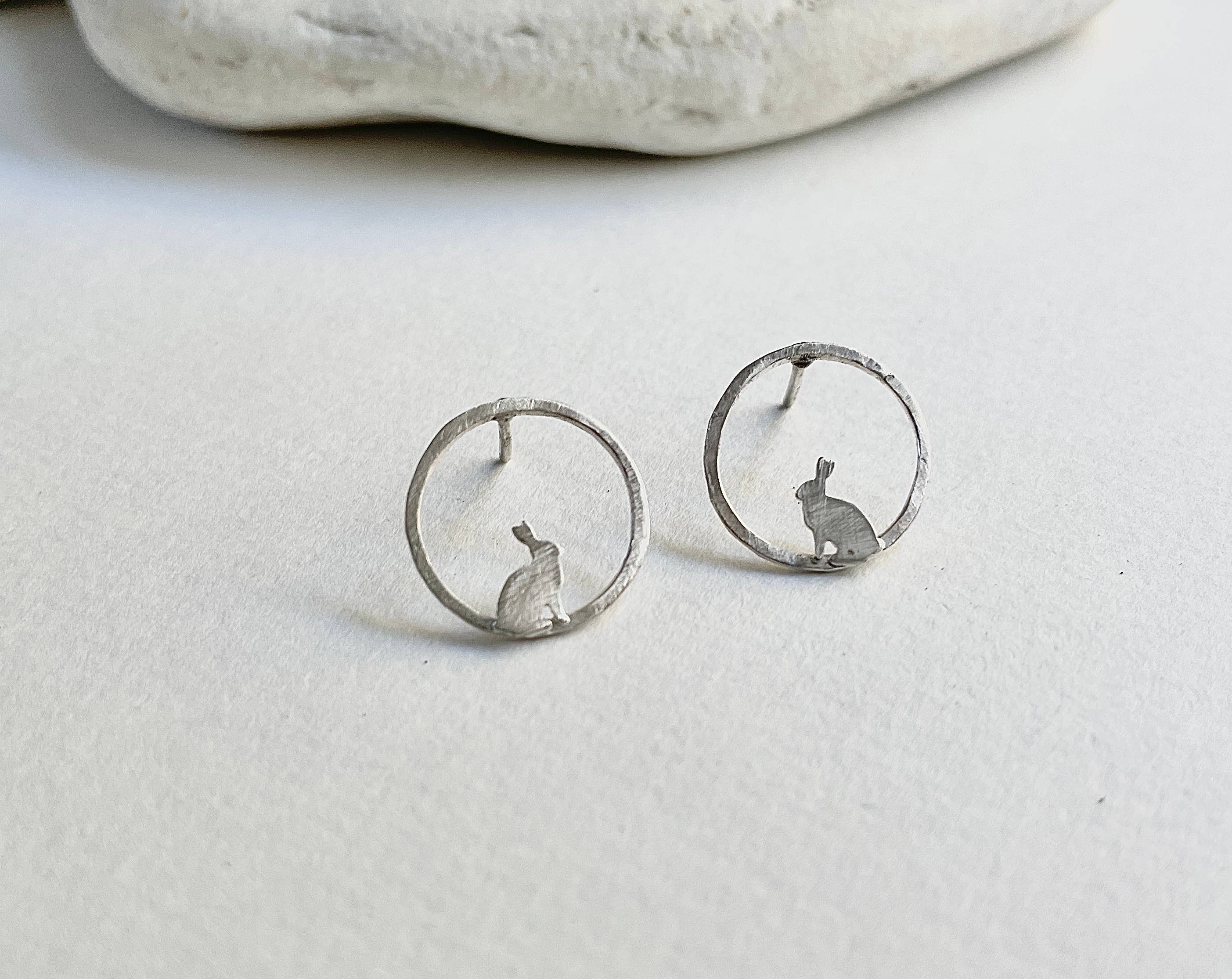 SORA DESIGNS – Engroshandel Ørestikkere – Bunny på cirkel indlæg øreringe, lille kanin studs