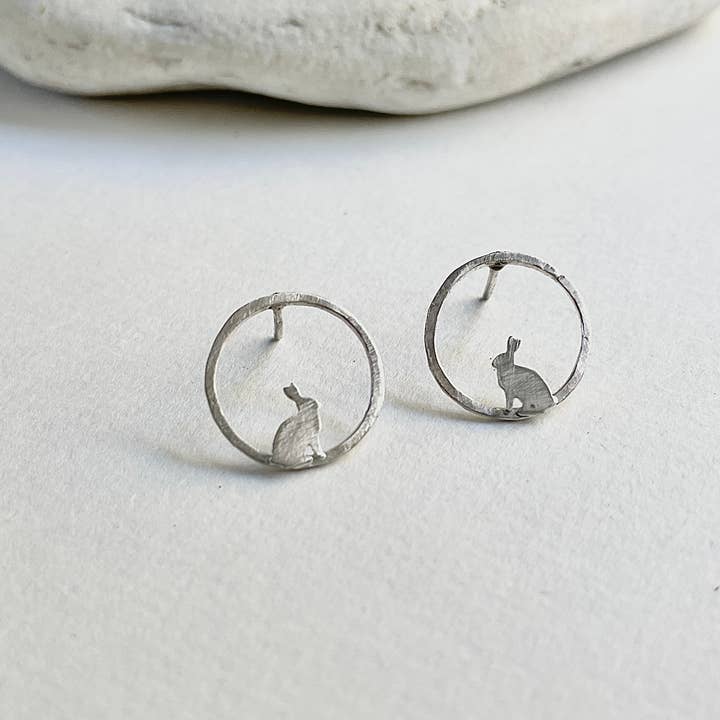 SORA DESIGNS – wholesale Solitärörhängen – Kanin på cirkel inlägg örhängen, Små kanin dubbar