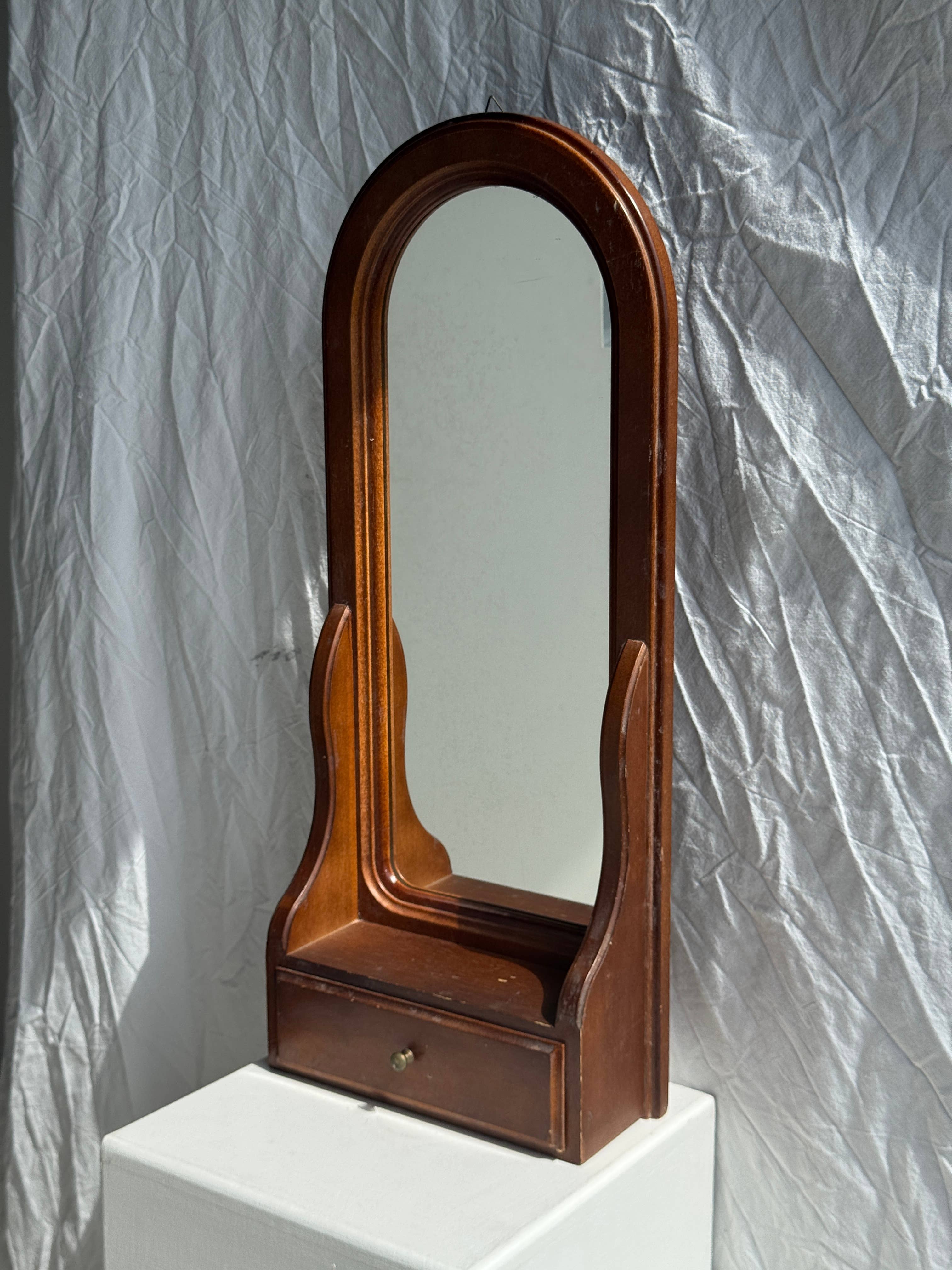 Office Objets - Wholesale Wall Mirror - Rounded mirror with a brown wooden drawer H678