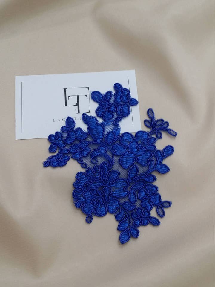 Applique in pizzo Chantilly francese blu reale M0032 per la vendita all'ingrosso da parte di Lace To Love