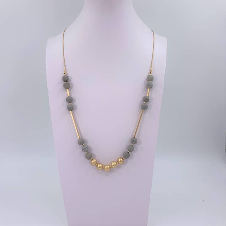 Collier long en perles semi-précieuses avec section de perles plaquées or pour la vente par Tempest Designs
