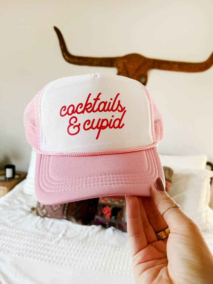 Cocktails & Cupid Valentinstag Trucker Hat - Pink für den Großhandel von Maddon and Co