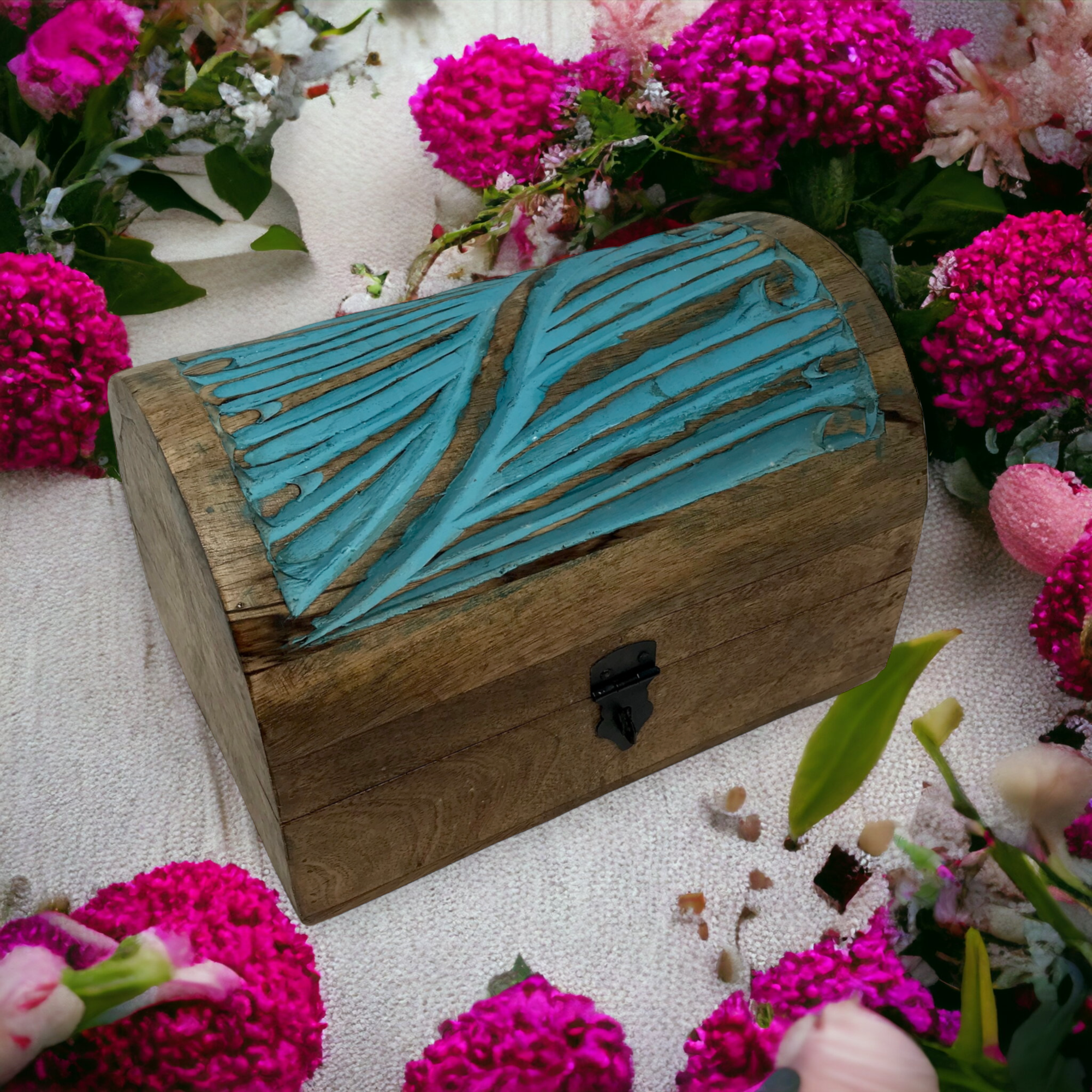 Wilco Home – Großhandel Dekoschachteln – Spring Decor Tischtruhe aus geschnitztem Holz mit Scharnier „Sea Breeze“4