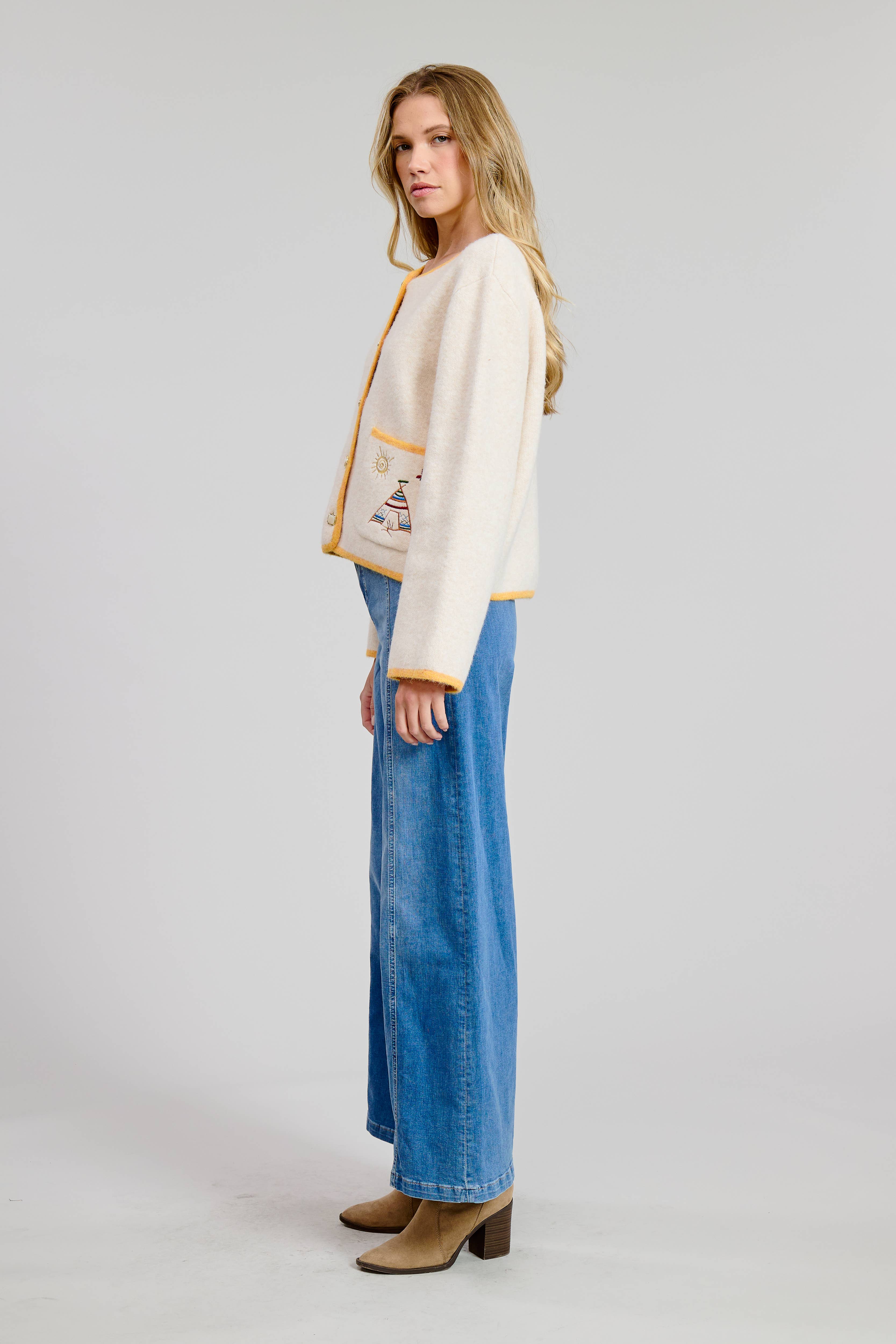 FLAT WHITE – wholesale Kofta - Dam – Wanderlust Koftkofta med Broderidetalj2