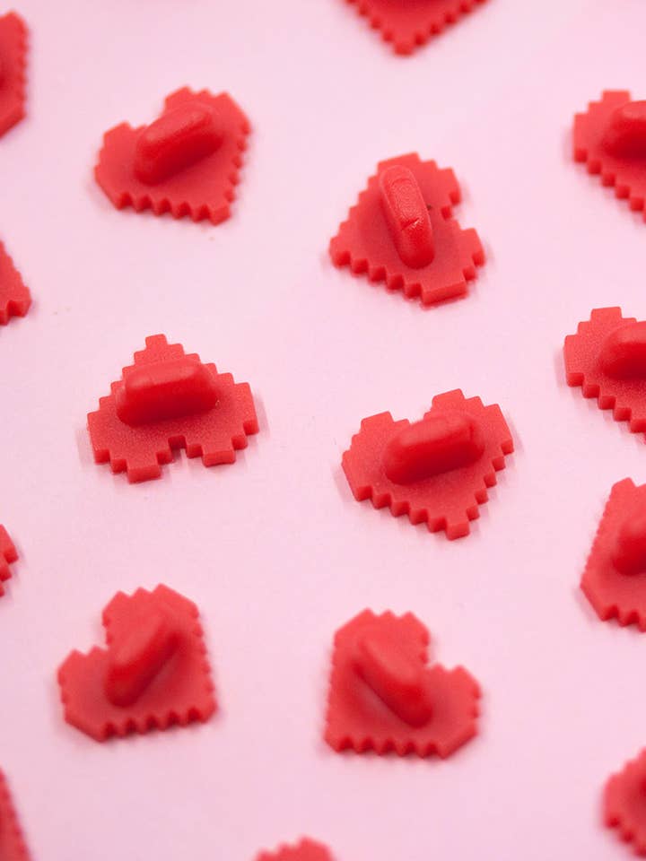 PIXEL-HERZförmige Gummistöpsel für Anstecknadeln für den Großhandel von Joanna Behar