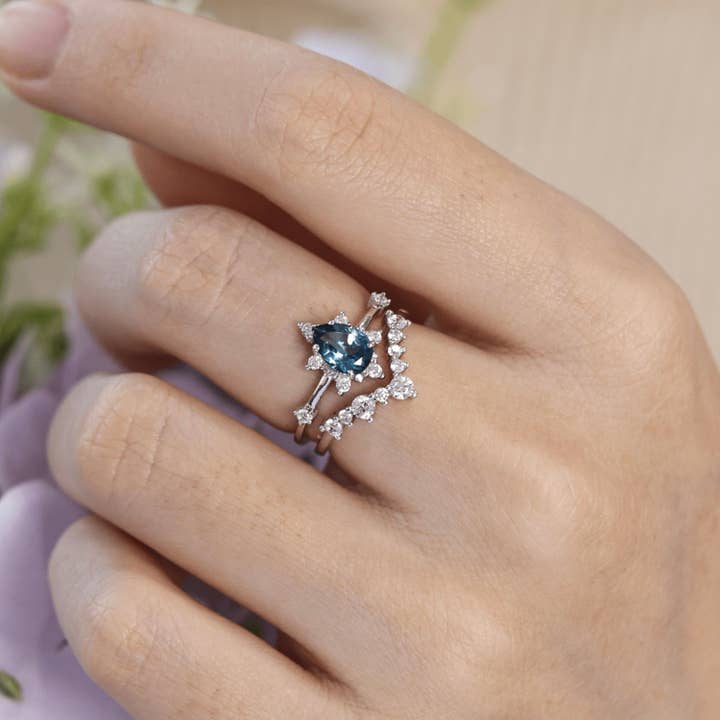 Azura Jewelry - Wholesale Band/gestapelde ring - Gaia London blauwe topaasring, massief witgoud