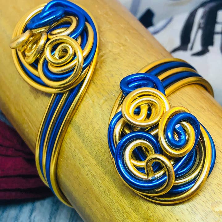Jewelry With Me - Venta al por mayor Pulseras tipo brazalete - Brazalete de alambre de aluminio azul y dorado
