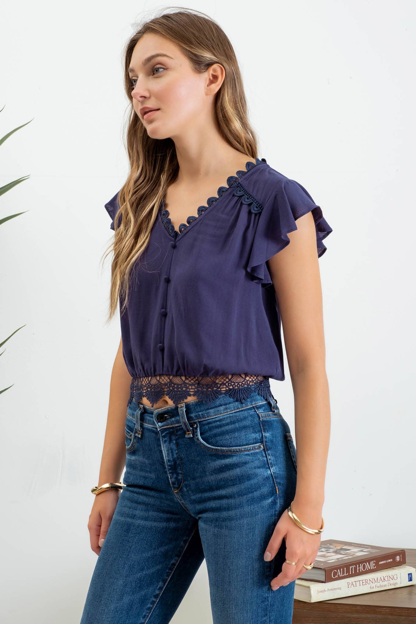 Blu Pepper – Blusa - Mulher por atacado – Top cropped de manga curta com renda, laço nas costas e botões frontais2