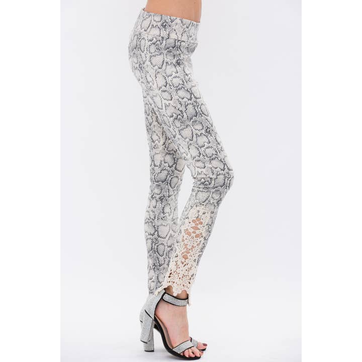 LEGGINGS IN ECOPELLE CON STAMPA ANIMALIER per la vendita all'ingrosso da parte di VOCAL