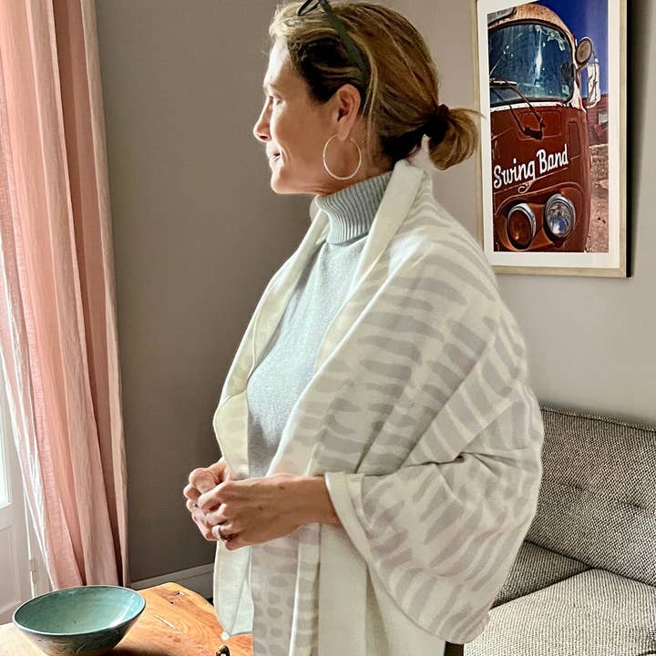 Manta de Viaje Acogedora de Búho Nevado Gris Claro y Blanco para venta al por mayor de Beastly Threads