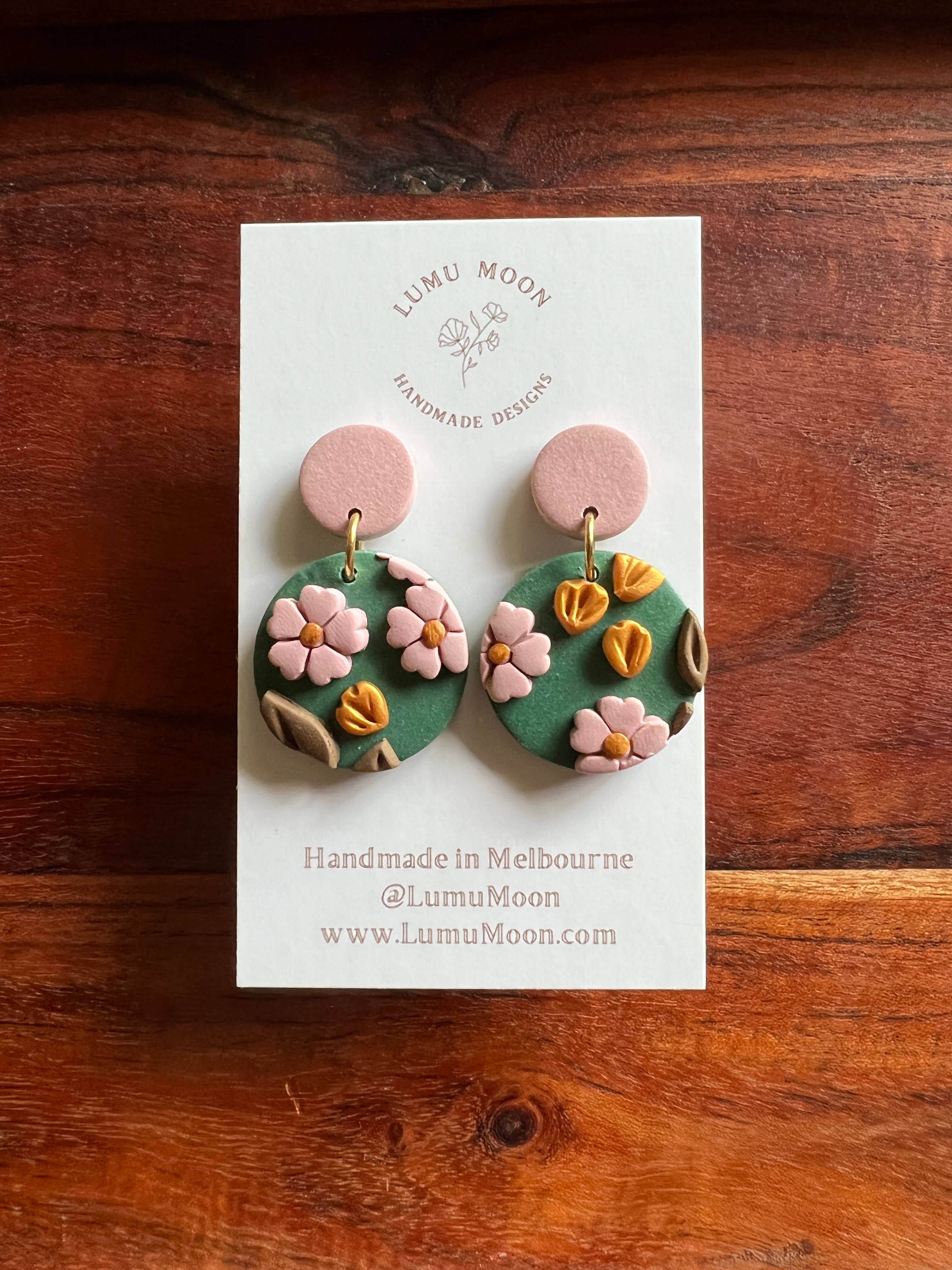 Lumu Moon Handmade Designs - Vente Boucles d'oreilles pendantes - Boucles d'oreilles florales vertes et roses - Printemps1