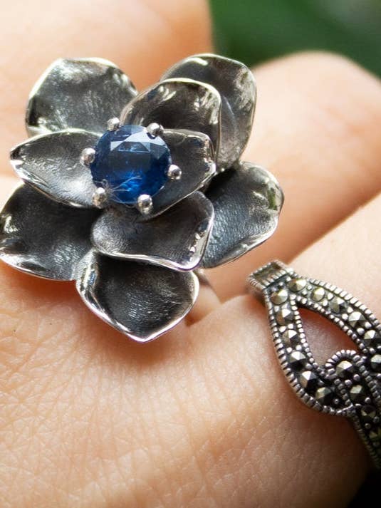 Omkering van de natuur: Kyaniet Bloemenring, AR-7125 voor wholesale door Ambra Jewels