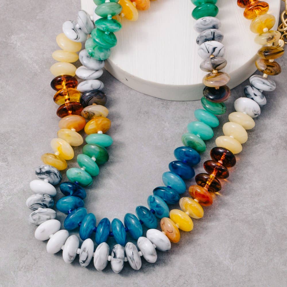 The Looks by Fame Accessories - Vente Colliers à pendentif - Collier de perles en résine marbrée mélangée0