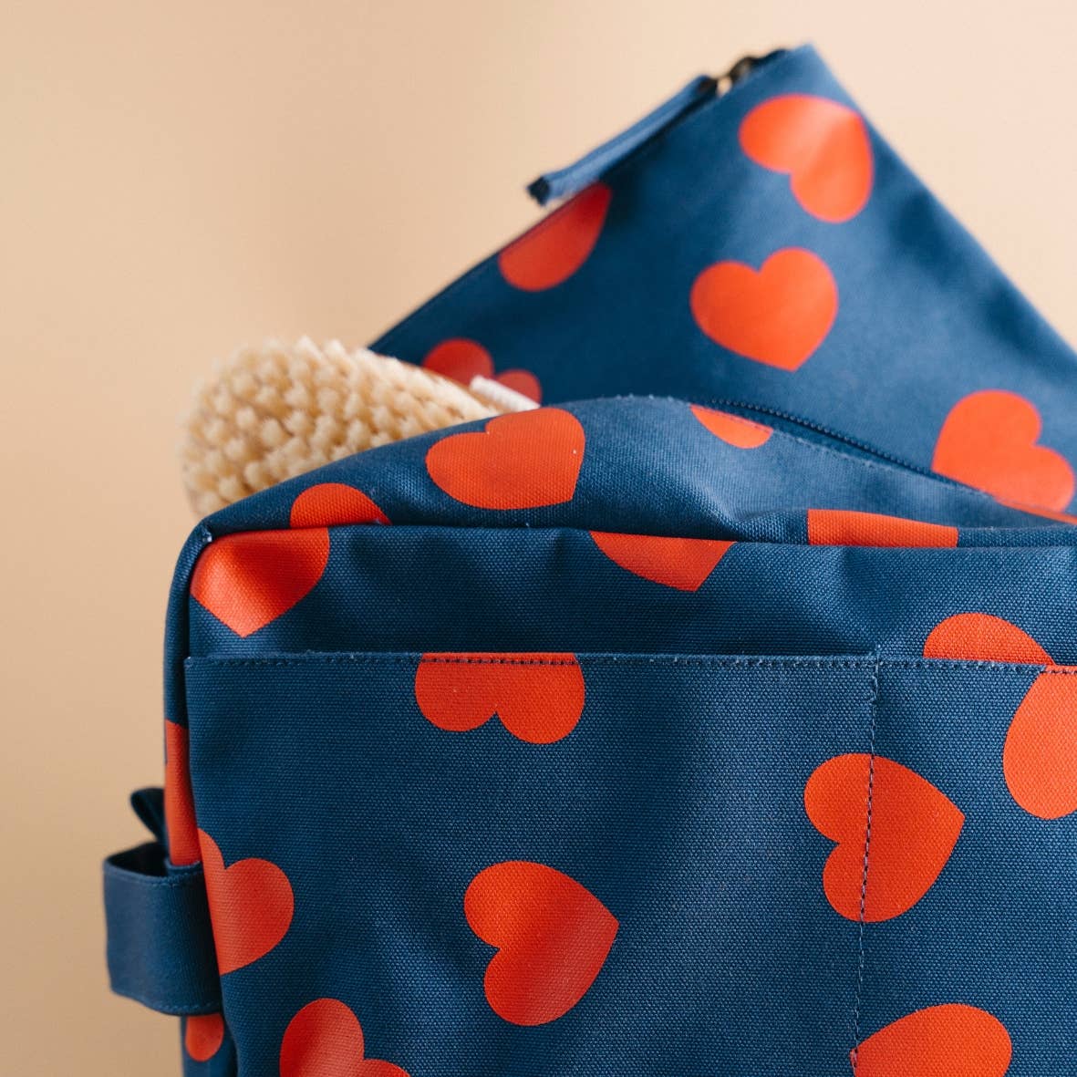 OMOM - Venta al por mayor Neceser - Mujer - Neceser espacioso azul con estampado de corazones rojos2