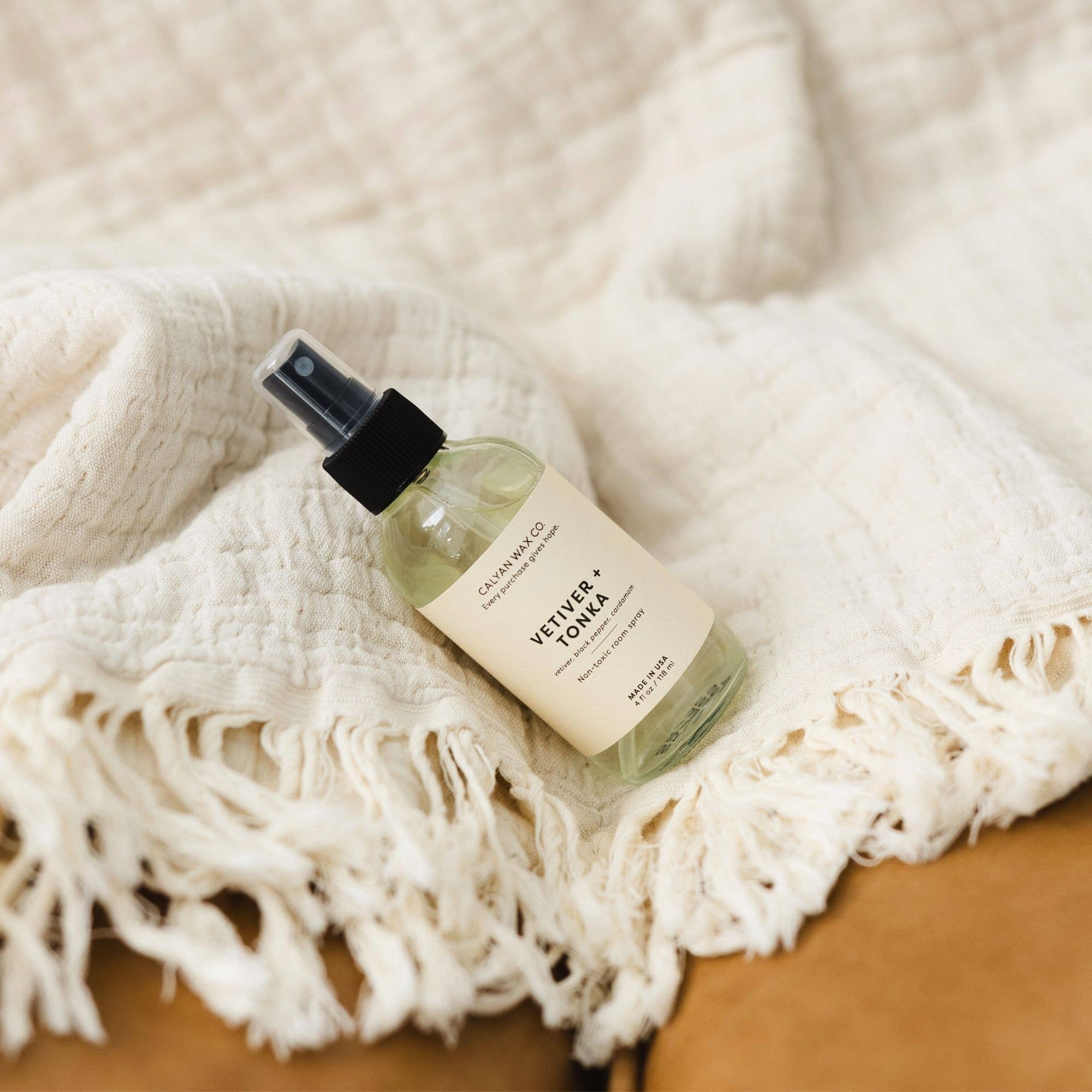 Calyan Wax Co. - Vente Vaporisateurs d'ambiance et de linge - Vétiver + Tonka - Spray d'ambiance1