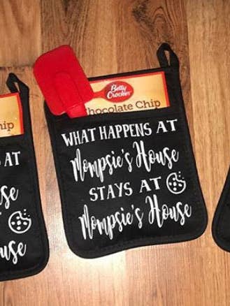 Ensemble de maniques personnalisé avec mélange à biscuits et spatule pour la vente par LivaBella Designs