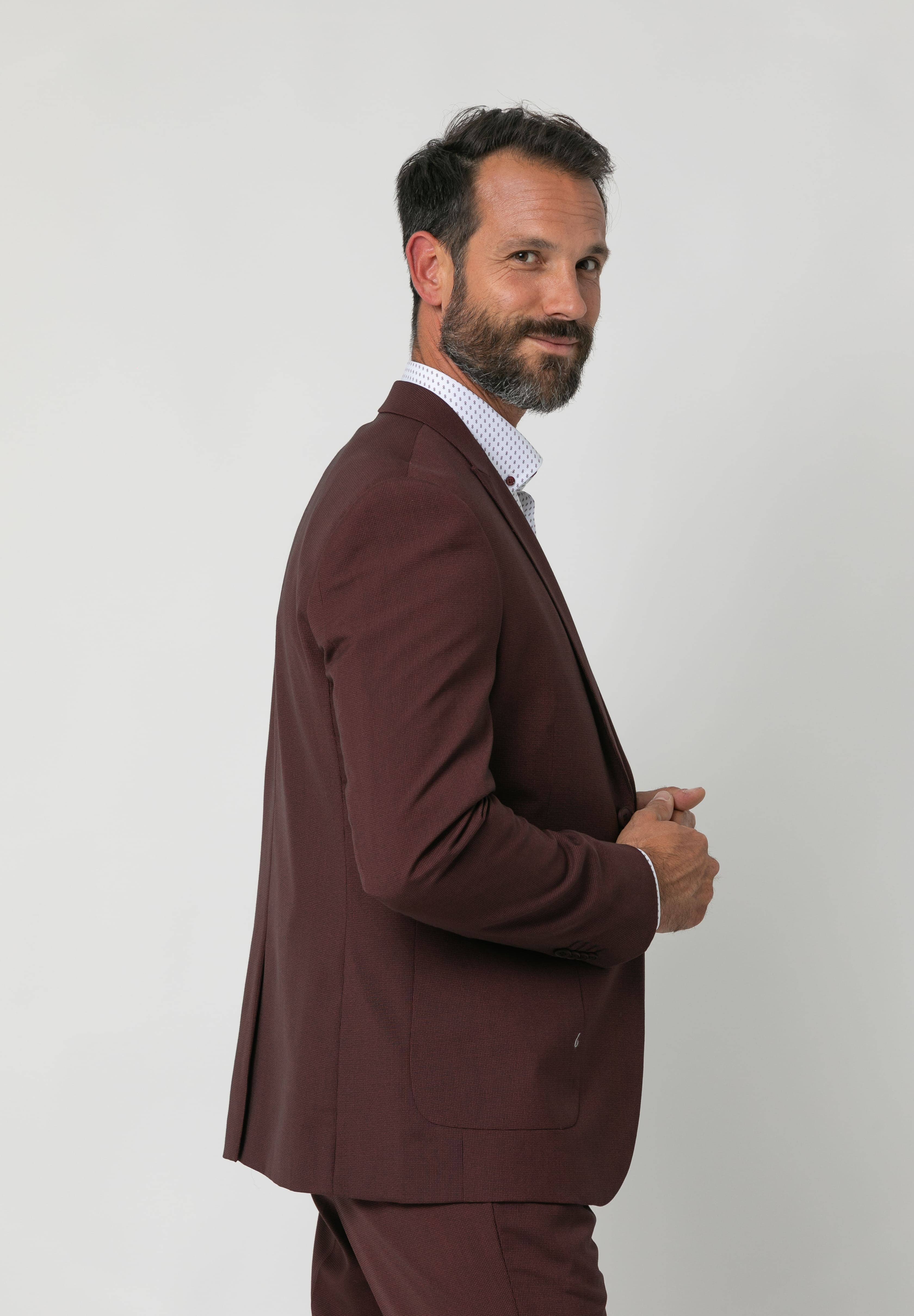 Rojo- Granate Traje Slim Fit Falso Liso con Solapa Pico y Plastrón Rojo granate – Modelo Halo de venta al por mayor en Faire2