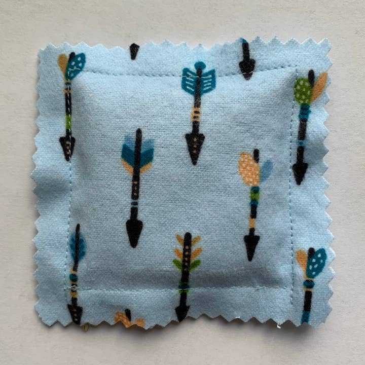 Coussin à chat Blue Arrows Farm Fresh fait main pour la vente par A&E Craftspace