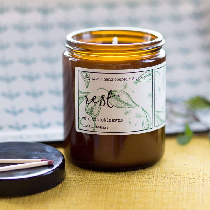 Wild Violet Leaves doftande sojavaxljus, bärnstensfärgad glasburk för wholesale av And Hope Designs - Cards, Stickers & Stationery