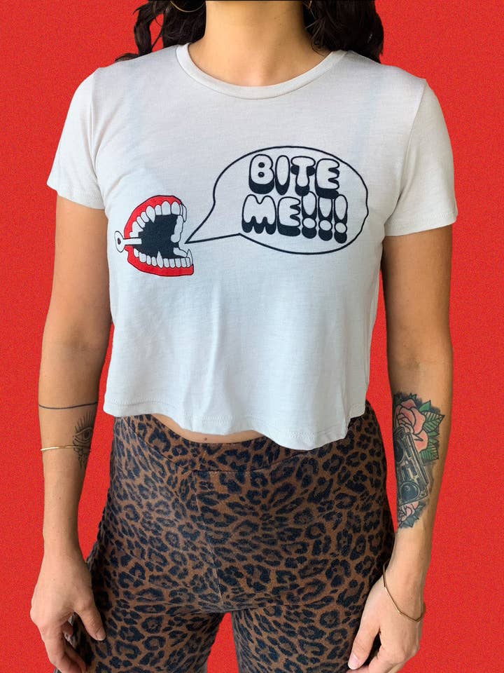 Blusa corta Bite Me Flowy para venta al por mayor de Cosmic Shark Clothing