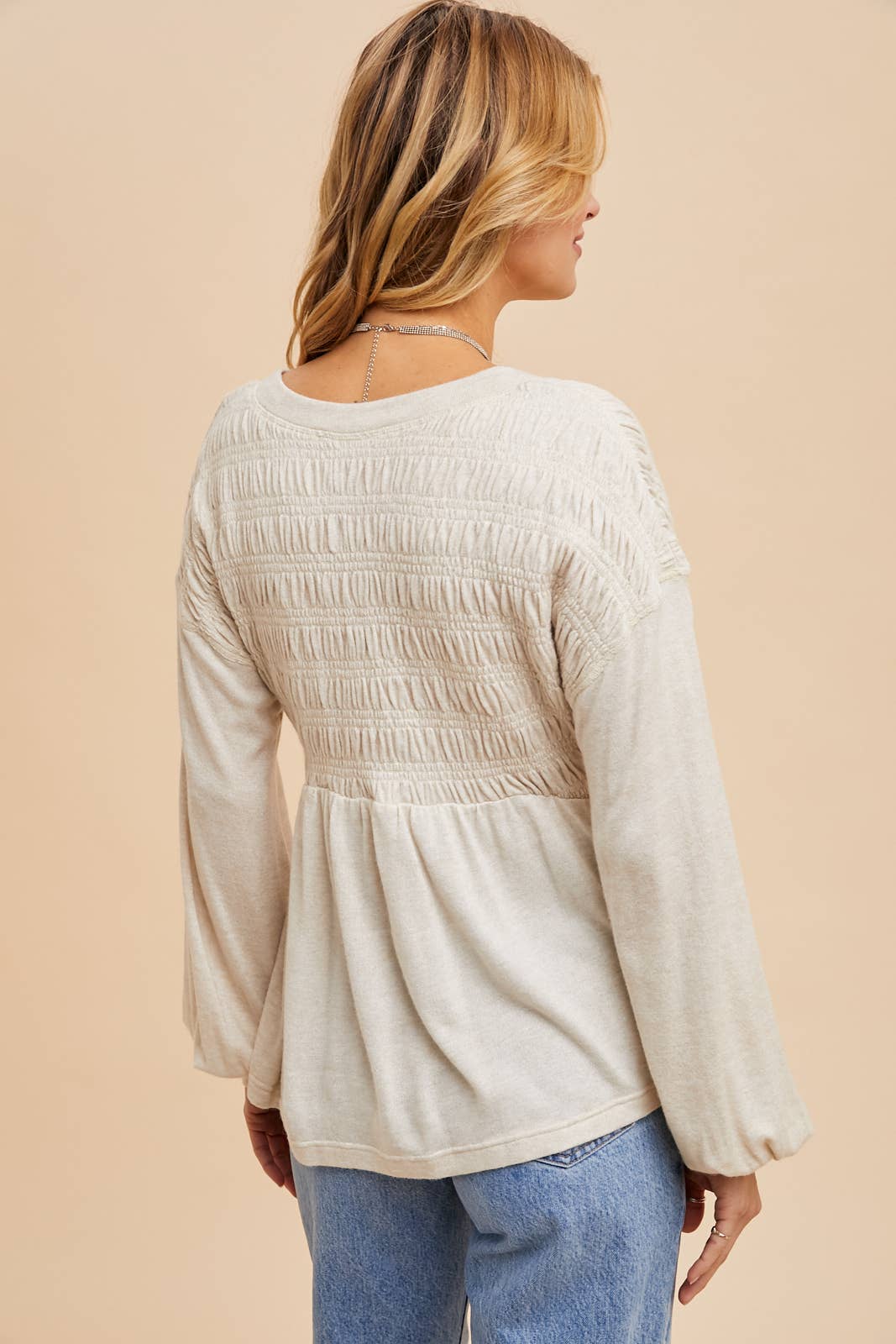 In Loom – wholesale Blus - Dam – LÅNGÄRMAD V-RINGAD BABYDOLLTRÖJA2