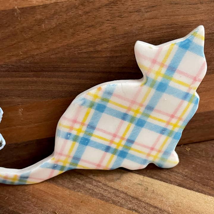 Porseleinen magneten van Kitty Cat voor wholesale door Chrys' Porcelain
