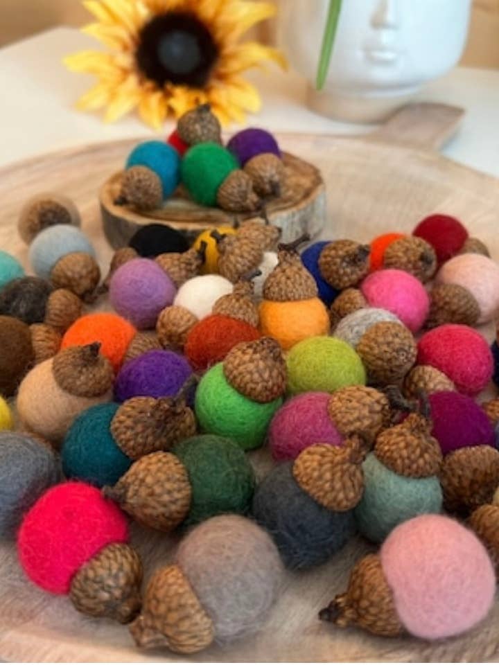 Eikel Wolvilt Huisdecoratie Echte Doppen Eikel Decor EO Diffuser voor wholesale door Leanne Bruce Co.