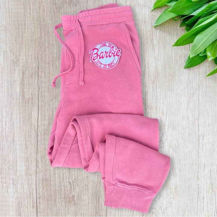 Joggers Barbie con parches rosas para venta al por mayor de Rogue Society Apparel®️